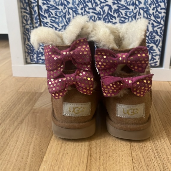 Toddle Uggs and pink bows - Picture 2 of 7